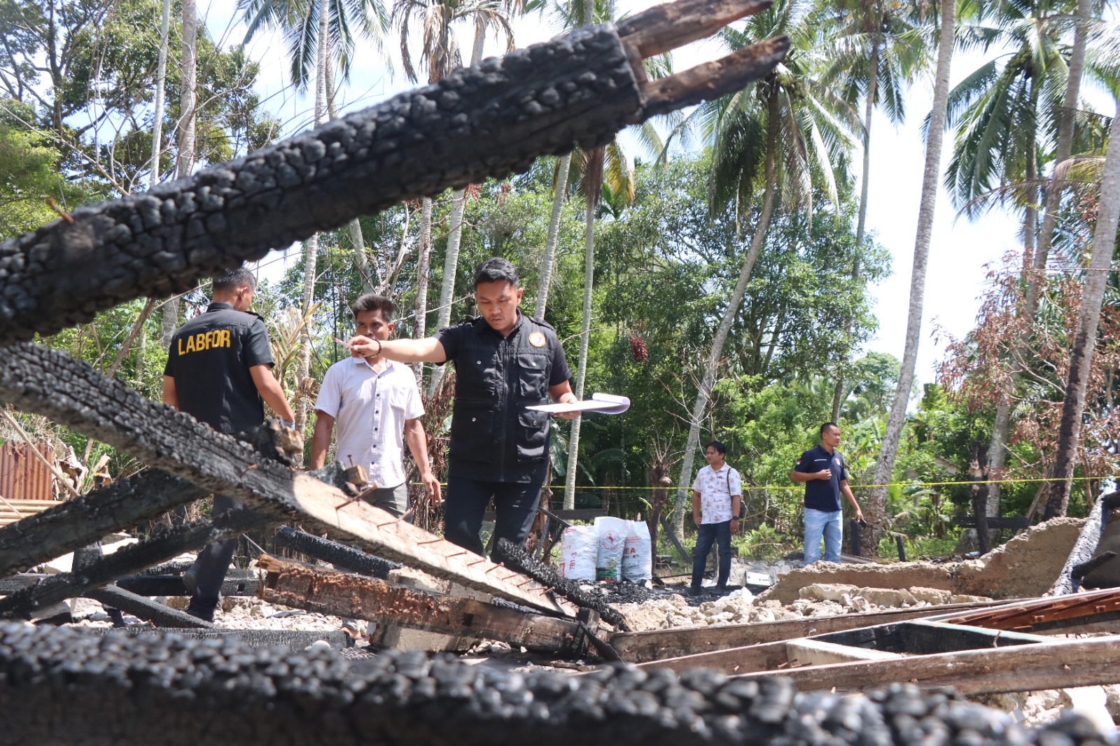 Tim Labfor Polda Sumut Olah TKP Dugaan Pembakaran Rumah Warga Kluet Utara
