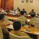 RAPAT dengar pendapat Komisi D dengan Balai Besar Pelaksanaan Jalan Nasional (BBPJN) Sumut dan Balai Wilayah Sungai (BWS) Sumatera II di ruang Banggar DPRD Sumut, Selasa (18/2). Waspada/ist
