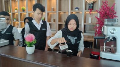 Menilik Aktivitas Siswa SMK Negeri 7 Medan Di Seven Cafe Menilik Aktivitas Siswa SMK Negeri 7 Medan Di Seven Cafe