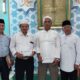 Dua guru dan karyawan Pesantren Darul Mursyid mendapatkan hadiah umroh didampingi Direktur dan wakil Direktur. Waspada/Ist