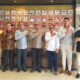 KETUA Fraksi Partai Gerindra DPRD Sumut Benny Harianto Sihotang dan para anggota fraksi berfoto bersama Kapolrestabes Medan Kombes Gidion Arif Setyawan di Polrestabes Medan, Rabu (26/2). Waspada/Ist
