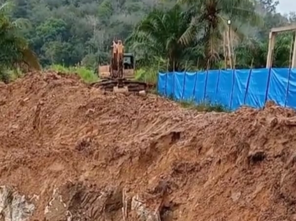 Dua Alat Berat Bebas Beroperasi Di Tambang Emas Ilegal Lobung Dua Alat Berat Bebas Beroperasi Di Tambang Emas Ilegal Lobung