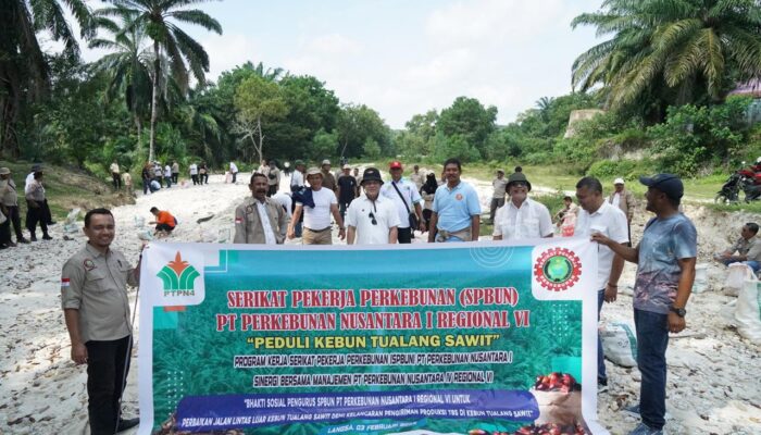 SPBUN PTPN IV Regional VI Baksos Perbaiki Jalan Lintas Kebun Tualang Sawit