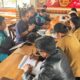 Seorang pegawai PLN UP3 Bukit Barisan sedang melakukan sosialisasi tarif diskon listrik kepada Pemkab Dairi pada Senin (3/2).