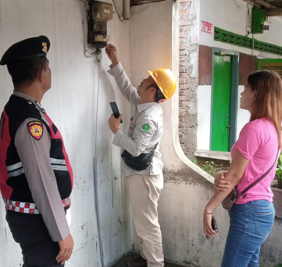 Polres Pematang Siantar Kawal Petugas PLN Tertibkan Pemakaian Listrik Polres Pematang Siantar Kawal Petugas PLN Tertibkan Pemakaian Listrik