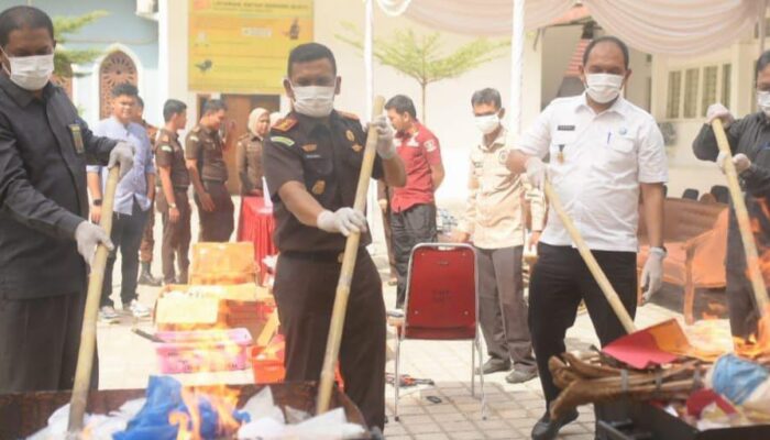 Kejari Bireuen Musnahkan Barang Bukti Sabu dan Ganja