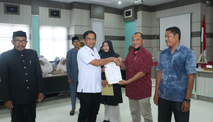 Pj Wali Kota Sabang Serahkan Sertifikat Halal Untuk 40 Pelaku Usaha