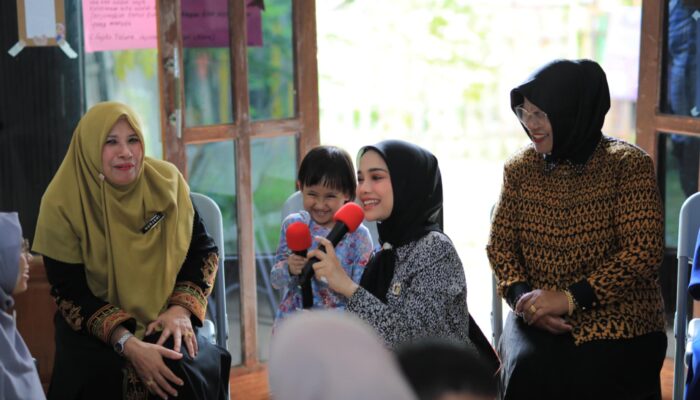 Nana Hafizdhah Kunjungi Aceh Flexi School Dan Posyandu