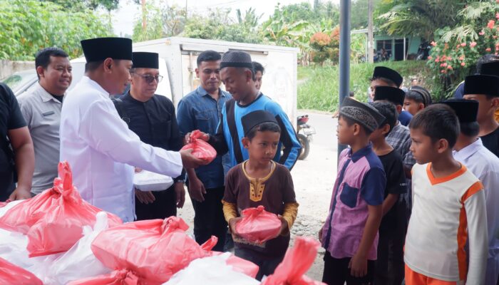 Lom Lom Suwondo Berbagi Nasi Jumat Barokah di Masjid Asyakirin STM Hilir