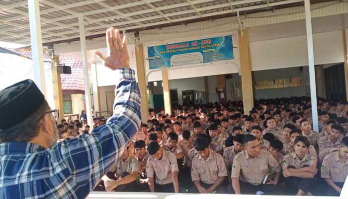 Guru Besar UIN Ar-Raniry Ingatkan Siswa SMAN 9 Banda Aceh Agar Tak Terpanguruh Ideologi Yahudi Dan Nasrani