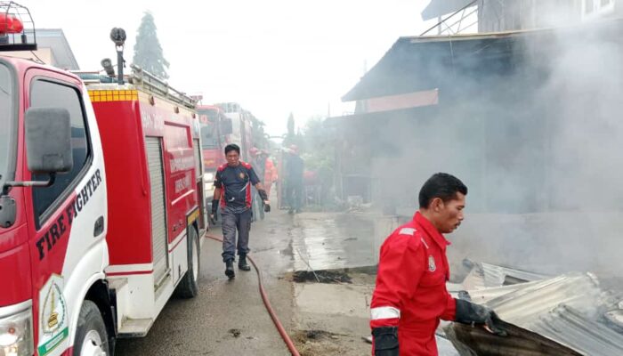 Tiga Mobil Damkar Aceh Tamiang Diterjunkan Padamkan Tiga Rumah Yang Terbakar