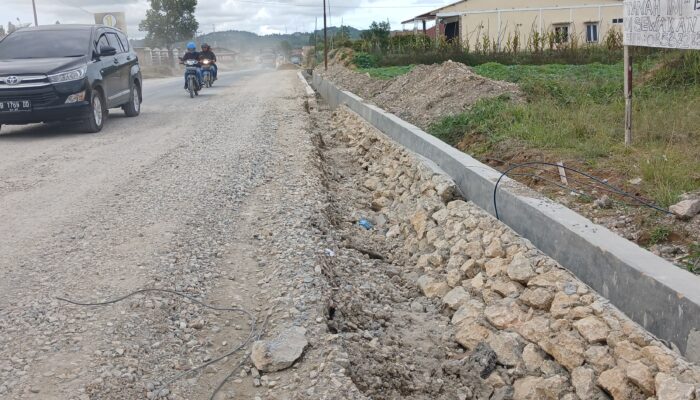 Baru Selesai, Drainase Jalan Doloksanggul – Siborongborong Ambruk