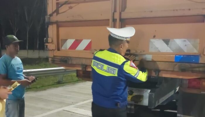 Cegah Laka, Satlantas Polres Simalungun Pasang Stiker Skot Light Di Belakang Truk