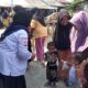 Relawan KSR-PMI Unit Unsam saat berikan makanan tambahan untuk balita di Gampong Teulaga Tujuh, Kecamatan Langsa Barat, Selasa (11/2).Waspada/Munawar