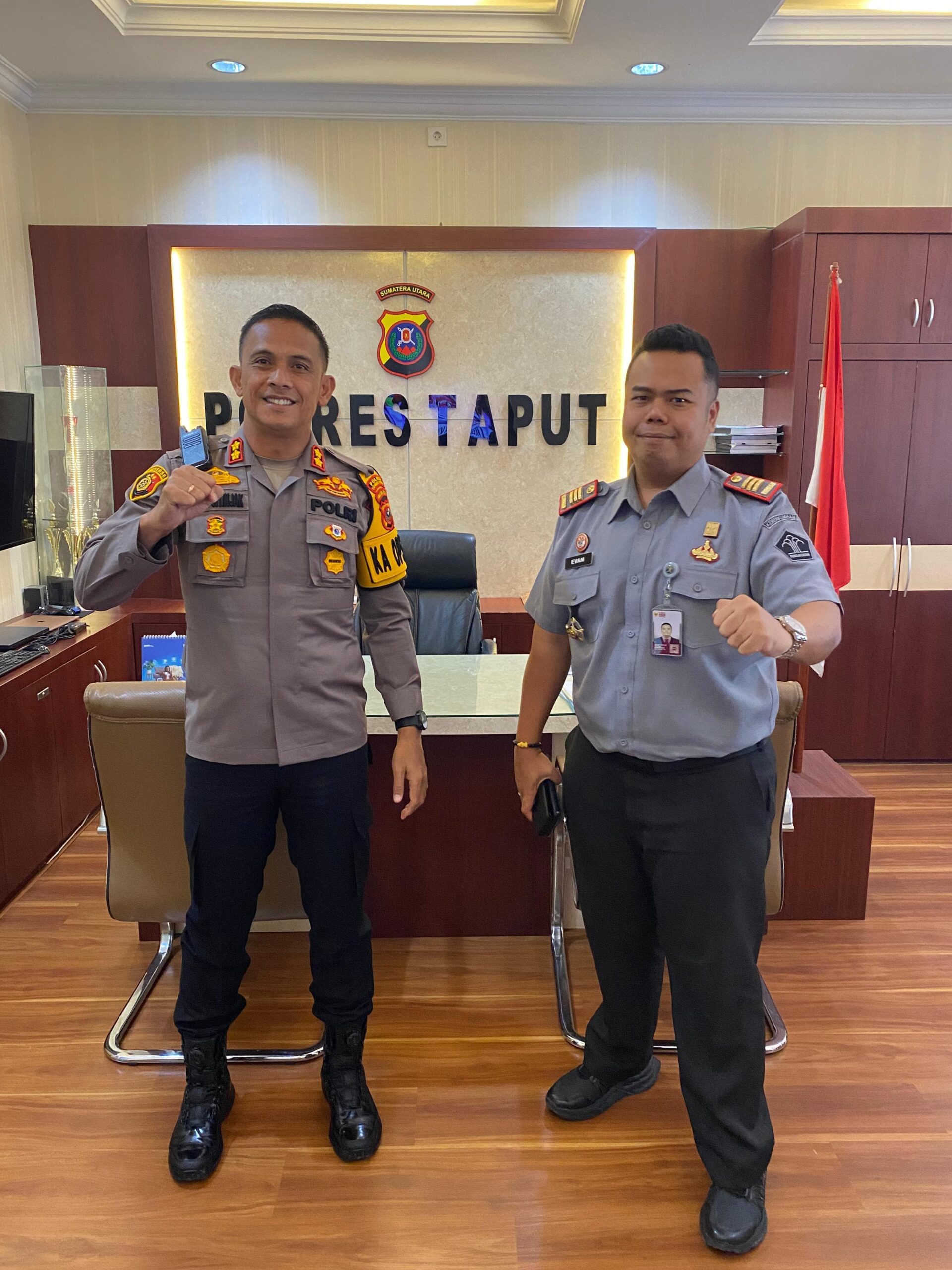 Karutan Tarutung, Evan Yudha Sembiring bersama Kapolres Taput AKBP Ernis Sitinjak, SH, SIK saat kunker, Rabu (12/2). Waspada/ist