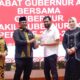 Gubernur Aceh, H. Muzakir Manaf, saat menerima buku karya Pj. Gubernur Aceh Periode 2024-2025, Dr. H. Safrizal ZA, M.Si, pada acara Malam Pisah Sambut, di Anjong Mon Mata, Banda Aceh, Rabu (12/2) malam. (Waspada/Zafrullah)