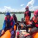 Personel Satpolair, Satgas BPBD dan SAR melakukan pencarian korban tenggelam di perairan Selat Malaka, Ujung Peureulak, Aceh Timur, Rabu (12/2). Waspada/Muhammad Ishak