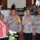 Kapolres AKBP Yogen Heroes Baruno (enam kiri) pose bersama Kadis Koperasi UMKM Provsu Naslindo Sirait (tujuh kiri) dan lainnya saat RAT ke-5 Primkopol Resort Pematangsiantar di aula Widya Satya Brata Mapolres, Jl. Sudirman, Kamis (13/2).(Waspada-Ist).