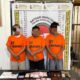 Ketiga tersangka dan barang bukti saat diamankan di Kantor Satnarkoba Polres Simalungun.(Waspada/ist).