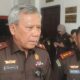 Kepala Kejaksaan Tinggi Sumatera Utara, Idianto, SH, MH didampingi Kajari Nias Selatan, Dr. Rabani M. Halawa, SH, MH saat memberi keterangan pers kepada sejumlah wartawan pada kunjungan kerjamya di Kepulauan Nias, Jumat (14/2). Waspada/Budi Gowasa.