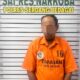 Oknum PNS Pemko Tebingtinggi IS, 55, saat diamankan di Satnarkoba Polres Sergai setelah kedapatan miliki sabu, kemarin. (Waspada/Ist)