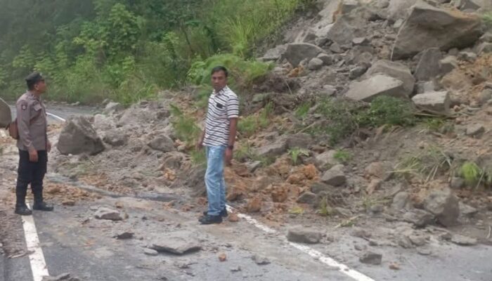 Jalan Panoguan Solu-Bakkara Tertimbun Longsor, BPBD Humbahas Tidak Tanggap