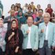 Wali Kota Pematangsiantar Susanti Dewayani (lima kiri depan) pose bersama dengan pengurus PDHMI Wilsu dan lainnya saat PDHMI Wilsu menggelar seminar pemanfaatan bahan alam sebagai bahan obat di ruang serbaguna Pemko, Jl. Merdeka, Sabtu (15/2).(Waspada-Ist).