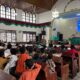 Kanit Regident Sat Lantas Polres Labusel, Ipda. M. L. Tobing saat menyampaikan Binluh Lantas di Sekolah Minggu Gereja HKBP Kotapinang, Minggu (16/2/2025). Waspada/Deni Daulay
