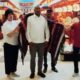 Natasha Pulungan, keturunan Raja Ranggar Laut Pulungan (kiri) bersama Benny Daulay (kanan) dan, Ahli Waris Raja Ranggar Pulungan, Iman Sobri Pulungan mengulosi investor dari Qatar, Abu Bakr Ahmed Nourin, Sabtu (15/2/2025) di Hotel Mega Permata Padangsidimpuan, Waspada/Mohot Lubis