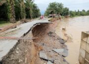Jembatan Batang Serangan Tangkahan Amblas Akibat Abrasi
