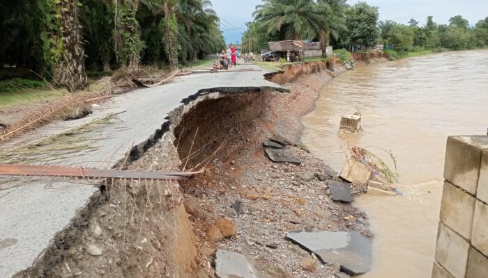 Jembatan Batang Serangan Tangkahan Amblas Akibat Abrasi
