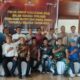 Peserta FGD Evaluasi Pemilihan Bupati dan Wakil Bupati Tapsel Tahun 2024 foto bersama dengan Ketua KPU Tapsel Zulhajji Siregar dan anggota KPU Tapael lainnya di Sopo Namora, Sipirok Tapsel, Senin (17/2/2025). Waspada/Mohot Lubis.