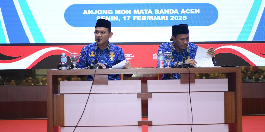 Wagub Aceh, Fadhlullah, memberikan sambutan serta arahan saat menggelar pertemuan bersama Kepala SKPA/Biro dan para petinggi BUMN/BUMD, serta pemangku kepentingan lainnya guna membahas sinergitas dalam mengembangkan berbagai sektor utama di Aceh, di Anjong Mon Mata, Banda Aceh, Senin (17/2). (Waspada/Zafrullah)