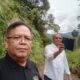 Abu Bakr Ahmed Nourain, Investor dari Qatar didampingi Syukur Siregar mengabadikan keindahan hutan koeria Siondop, Siais, Tapsel, Minggu (16/2/2025).Waspada/ist.
