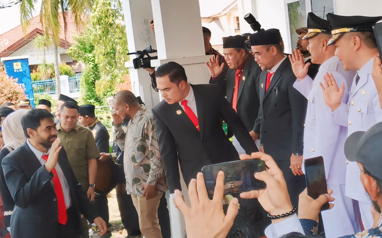 Lantik Sarjani-Alzaizi Jadi Bupati/Wabup Pidie, Mualem Dukung Penyelesaian Masjid Agung Alfalah