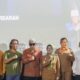 Wali Kota Pematangsiantar Susanti Dewayani (tujuh kanan) pose bersama Ketua Dekranasda Kusma Erizal Ginting (delapan kanan) dan lainnya saat menyaksikan gala premiere film semi dokumenter Sianțar Hotel Berdarah di Cinepolis, Jl. Medan, Senin (17/2) siang (Waspada-Ist)
