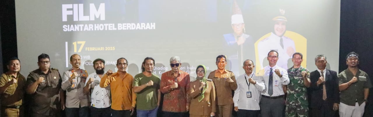 Wali Kota Pematangsiantar Susanti Dewayani (tujuh kanan) pose bersama Ketua Dekranasda Kusma Erizal Ginting (delapan kanan) dan lainnya saat menyaksikan gala premiere film semi dokumenter Sianțar Hotel Berdarah di Cinepolis, Jl. Medan, Senin (17/2) siang (Waspada-Ist)