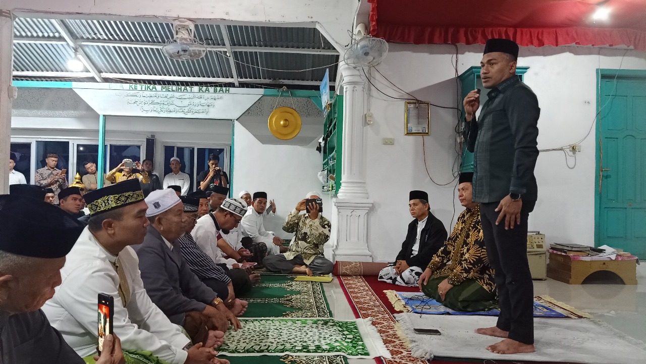 Bupati Abdya Safaruddin, saat memberikan siraman rohani, usai menjadi Imam sholat Subuh berjamaah, di Dayah Manyang Puskiyai Aceh. Selasa (18/2).Waspada/Syafrizal