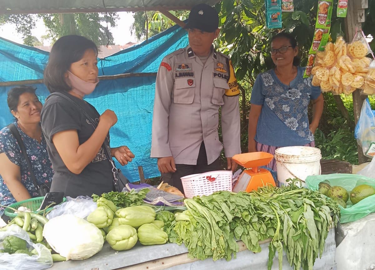 Polres Pematangsiantar melalui Polsek Sianțar Marihat menyampaikan pesan Kamtibnas dengan tatap muka kepada pedagang kaki lima di Jl. Farel Pasaribu, Kel. Sukamaju, Kec. Sianțar Marihat, Senin (17/2) siang.(Waspada-Ist).