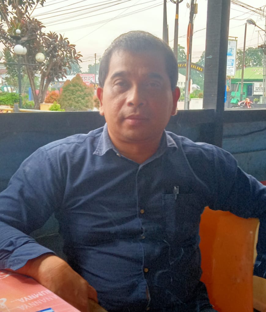 ISKANDAR Malau Kuasa Hukum Busman Sagala saat memberikan keterangan kepada Waspada di Sidikalang, Senin (17/2).Waspada/Kartolo Munte.
