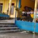 Polres Pematangsiantar melalui Kapolsek Sianțar Selatan Iptu Prislon Simbolon membagikan kunci kesuksesan kepada peserta anak didik saat menjadi pembina upacara di SMPN 12, Jl. Sibolga, Senin (17/2).(Waspada-Ist).