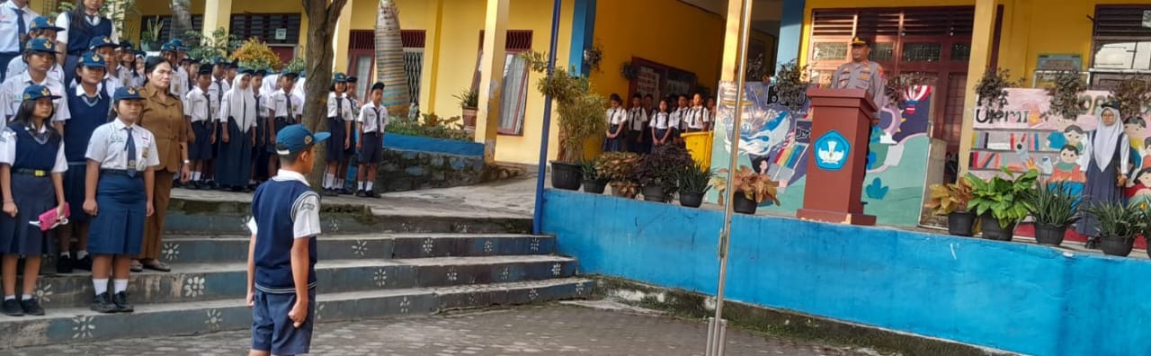 Polres Pematangsiantar melalui Kapolsek Sianțar Selatan Iptu Prislon Simbolon membagikan kunci kesuksesan kepada peserta anak didik saat menjadi pembina upacara di SMPN 12, Jl. Sibolga, Senin (17/2).(Waspada-Ist).