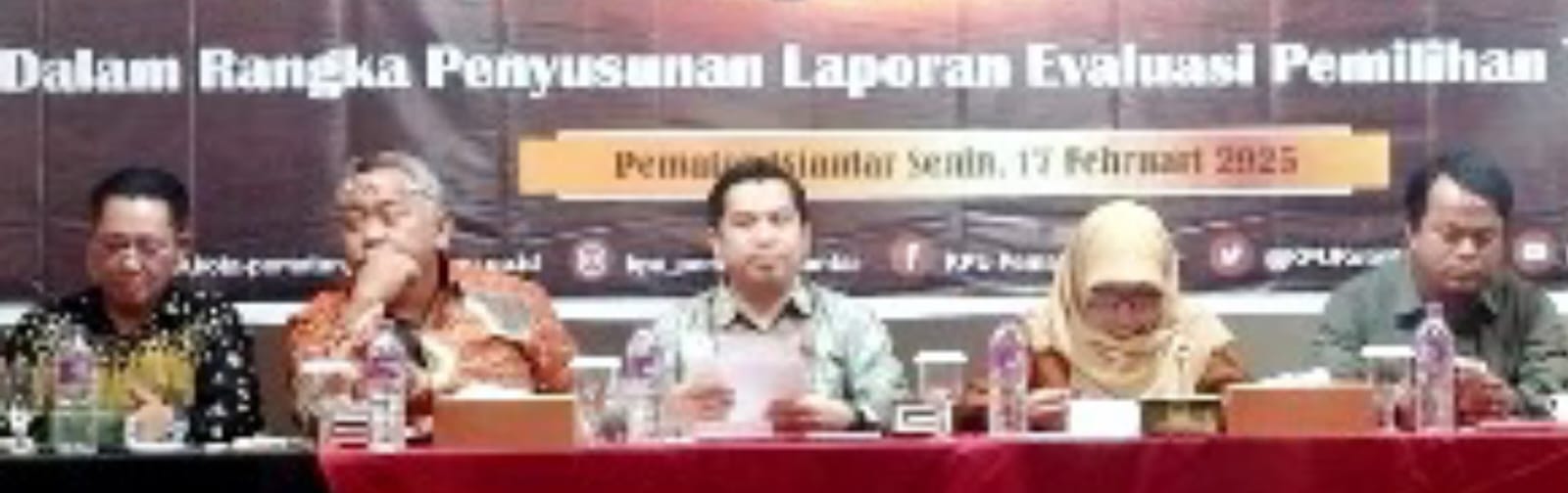 Ketua KPU Pematangsiantar M. Isman Hutabarat (paling tengah) memimpin FGD guna mengevaluasi pelaksanaan Pilkada serentak 2024 di Sapadia Hotel, Jl. Diponegoro, Senin (17/2).(Waspada-Edoard Sinaga).