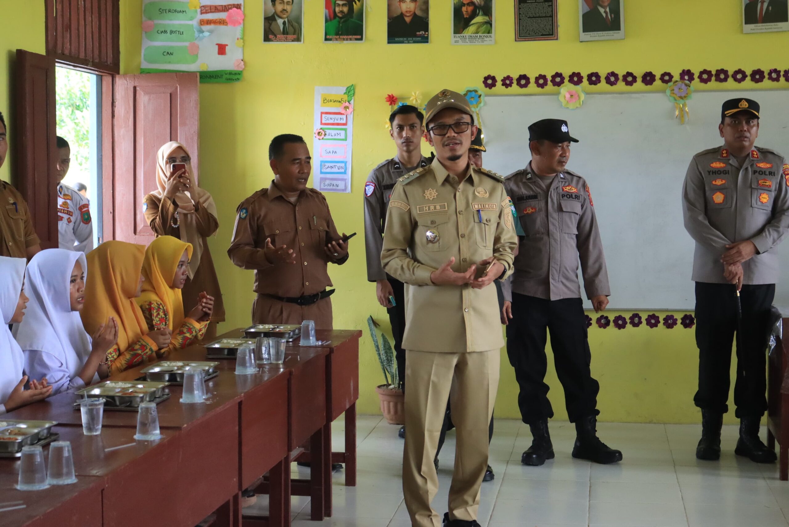 WALI Kota Subulussalam, Haji Rasyid Bancin saat meluncurkan Program MBG. (Waspada/Ist)