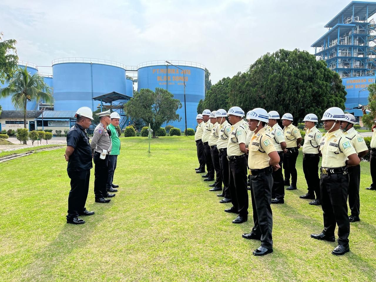 Kanit Regident Sat Lantas Polres Labusel, Ipda. M. L. Tobing saat memberikan Binluh Lantas kepada sekuriti PMKS PT. Nubika Jaya, Kotapinang, Selasa (18/2/2025). Waspada/Deni Daulay