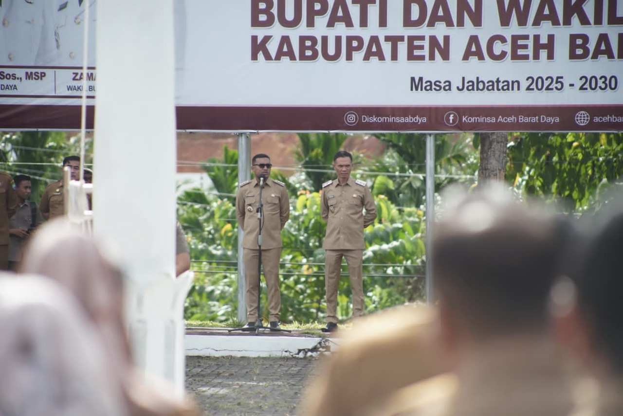 Bupati Abdya Safaruddin, didampingi Wakil Bupati Zaman Akli, saat mengambil apel perdana paska dilantik dan diambil sumpah Minggu malam (16/2) lalu. Selasa (18/2).Waspada/Syafrizal