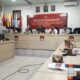 Ketua KPU Asahan Hidayat, bersama Fasilitator Syafrial Syah, saat membuka FGD dalam alam rangka penyusunan laporan evaluasi Pemilihan Bupati dan Wakil Bupati 2024. Waspada/Sapriadi