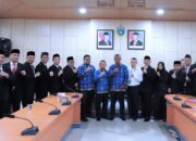 Kadis Perindag ESDM Serahkan SK Anggota BPSK Sumut Periode 2025-2030