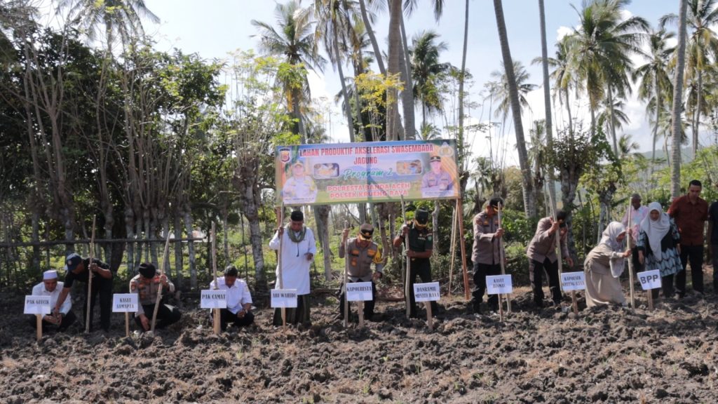 Curhatan Warga Ladong Ke Kapolresta Banda Aceh Saat Tanam Jagung