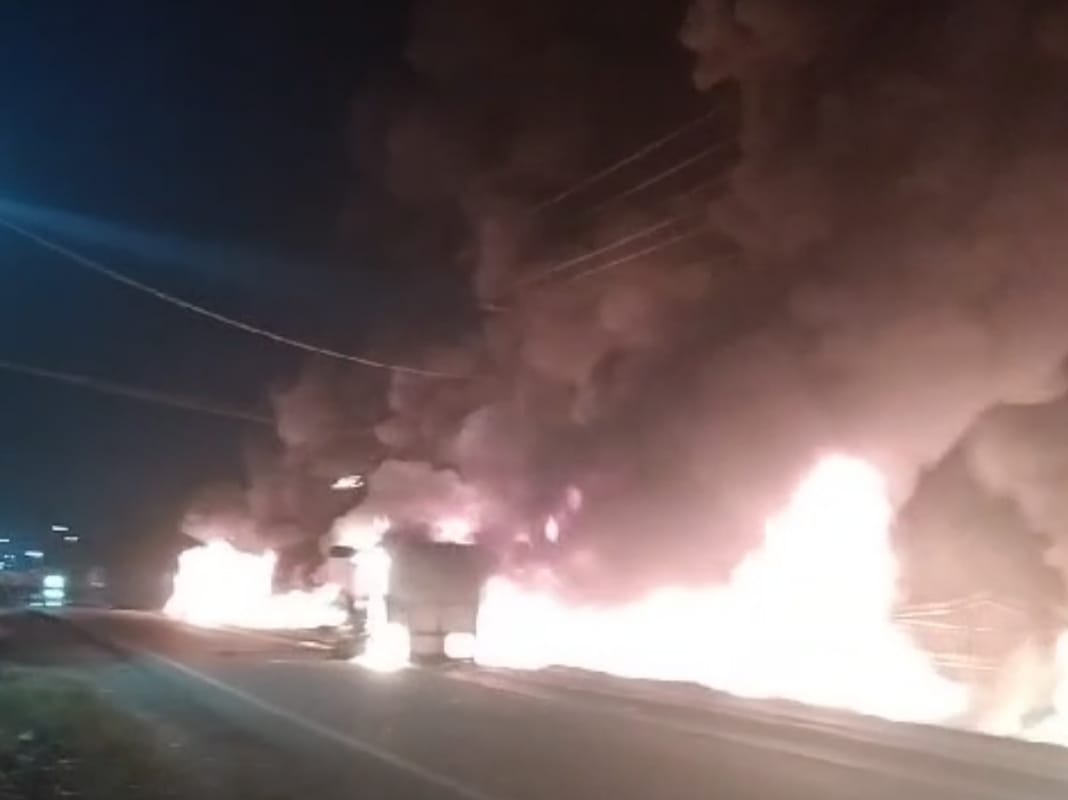 Mobil Pick Up Muatan Pertalite Terbakar